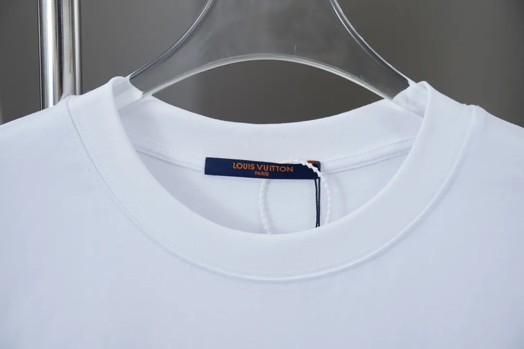 🅿️210 High quality LOUIS VUITTON/Louis Vuitton 25FW Autumn and Winter series Western denim cotton front and back embroidered short-sleeved T-shirt with twist embroidery brand logo letters on the hem, the dawn style of the 24FW fashion show. Complete with three standards, using high-weight pure cotton fabric! It feels very comfortable. The OS drop-shoulder version adopts imported Tajima machine embroidery technology. It is fashionable and personalized, and it is super versatile! The threaded neckline is not loose, the color is fixed at high temperature, and the through-shoulder strapping process is used. Unisex S M L XL